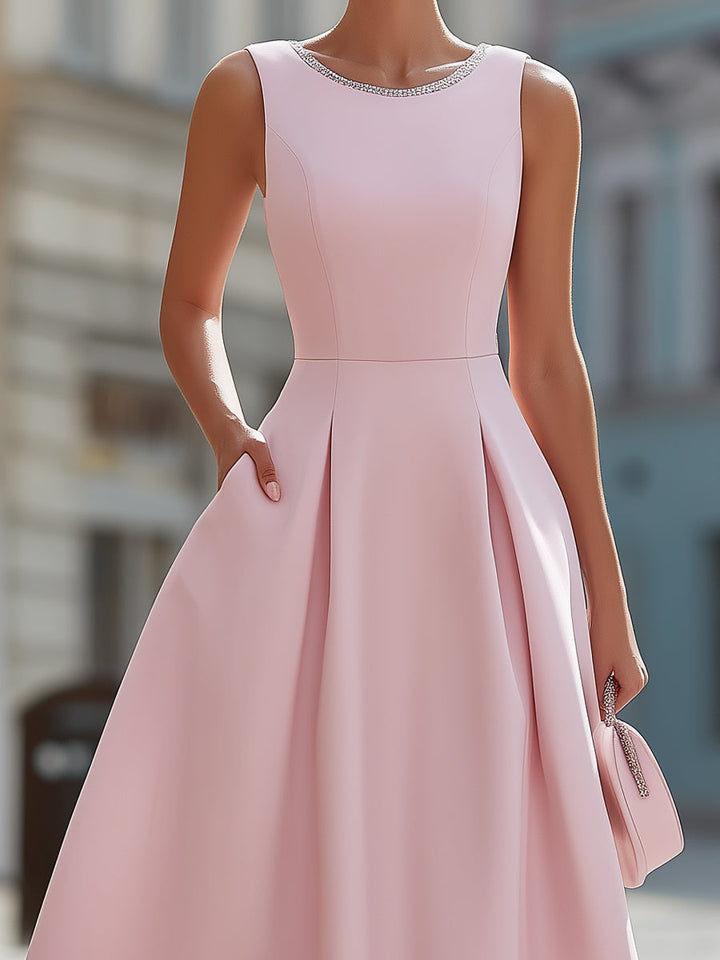 Elegancka bezrękawnikowa sukienka midi z kryształowym dekoltem w fasonie fit & flare