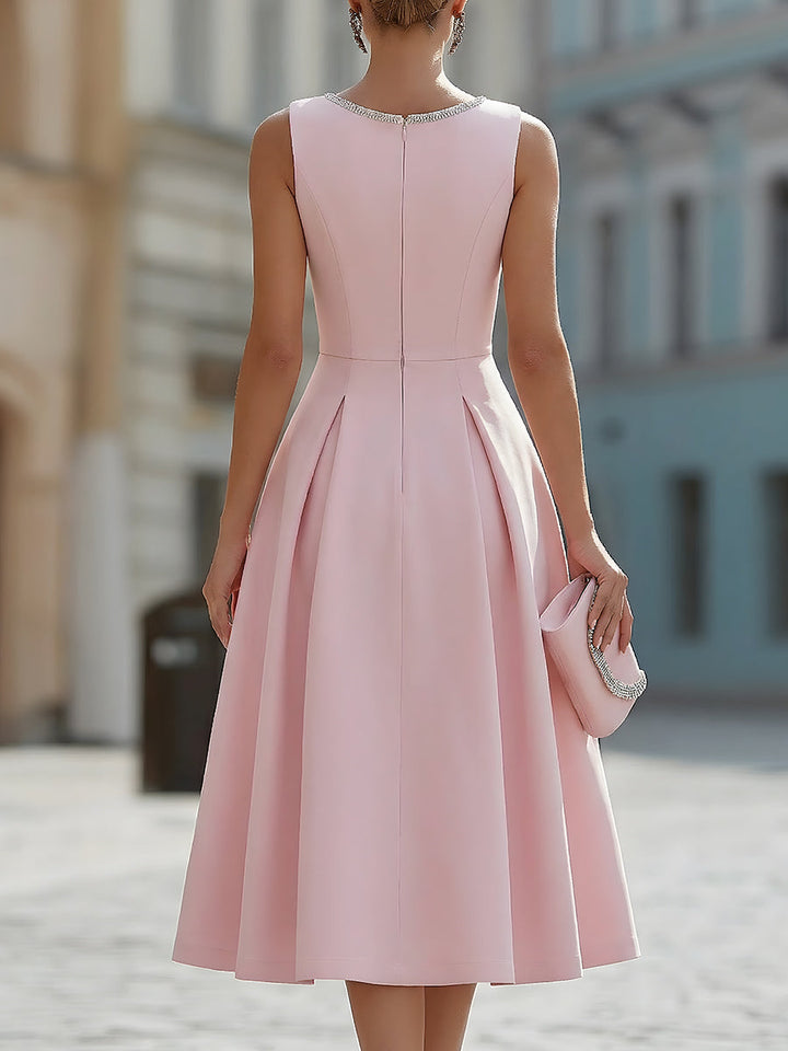 Elegancka bezrękawnikowa sukienka midi z kryształowym dekoltem w fasonie fit & flare